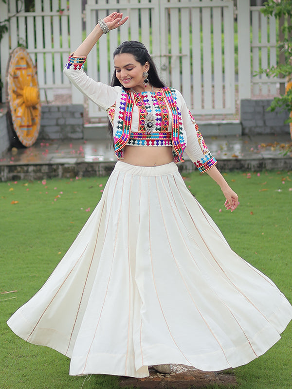 Off-White Koti Pattern Kutchi Gamthi Work Blouse With Lehenga